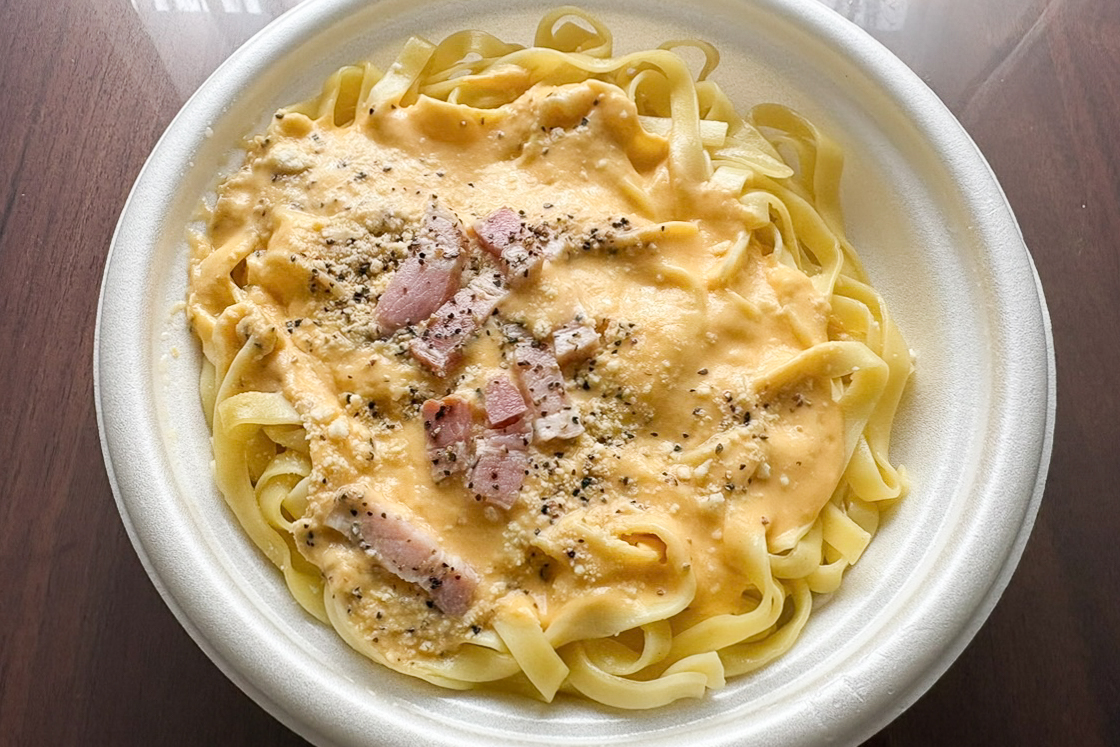 「生パスタ 濃い濃いカルボナーラ」（538円）