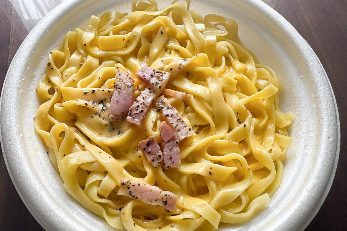 温めてソースと麺を混ぜたところ。厚切りベーコンがごろっと入っている