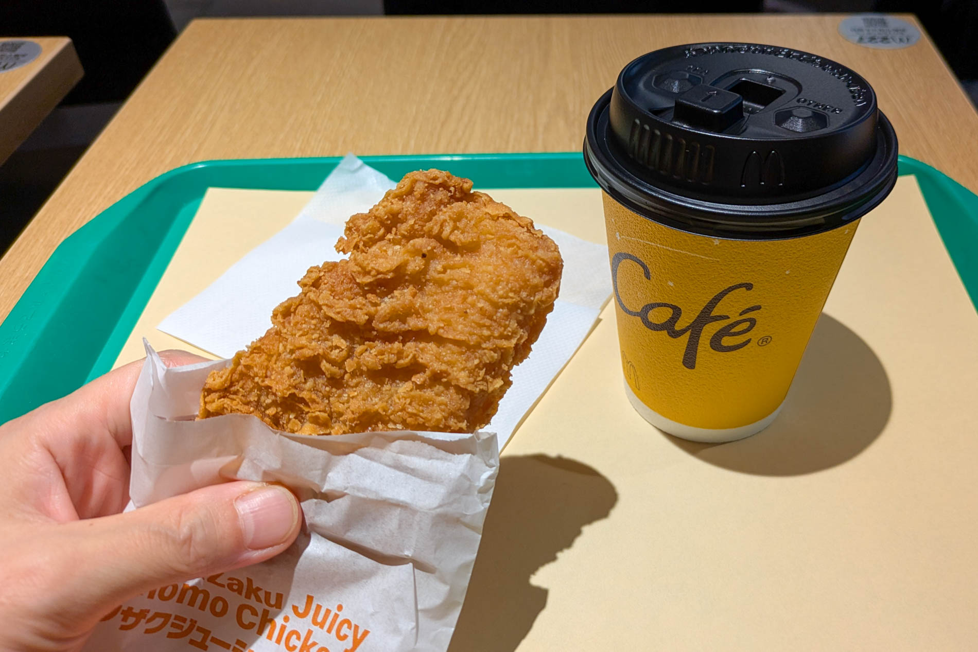 新商品の「ザクザクジューシーももチキン」と「プレミアムローストコーヒー（ホット）」の組み合わせ