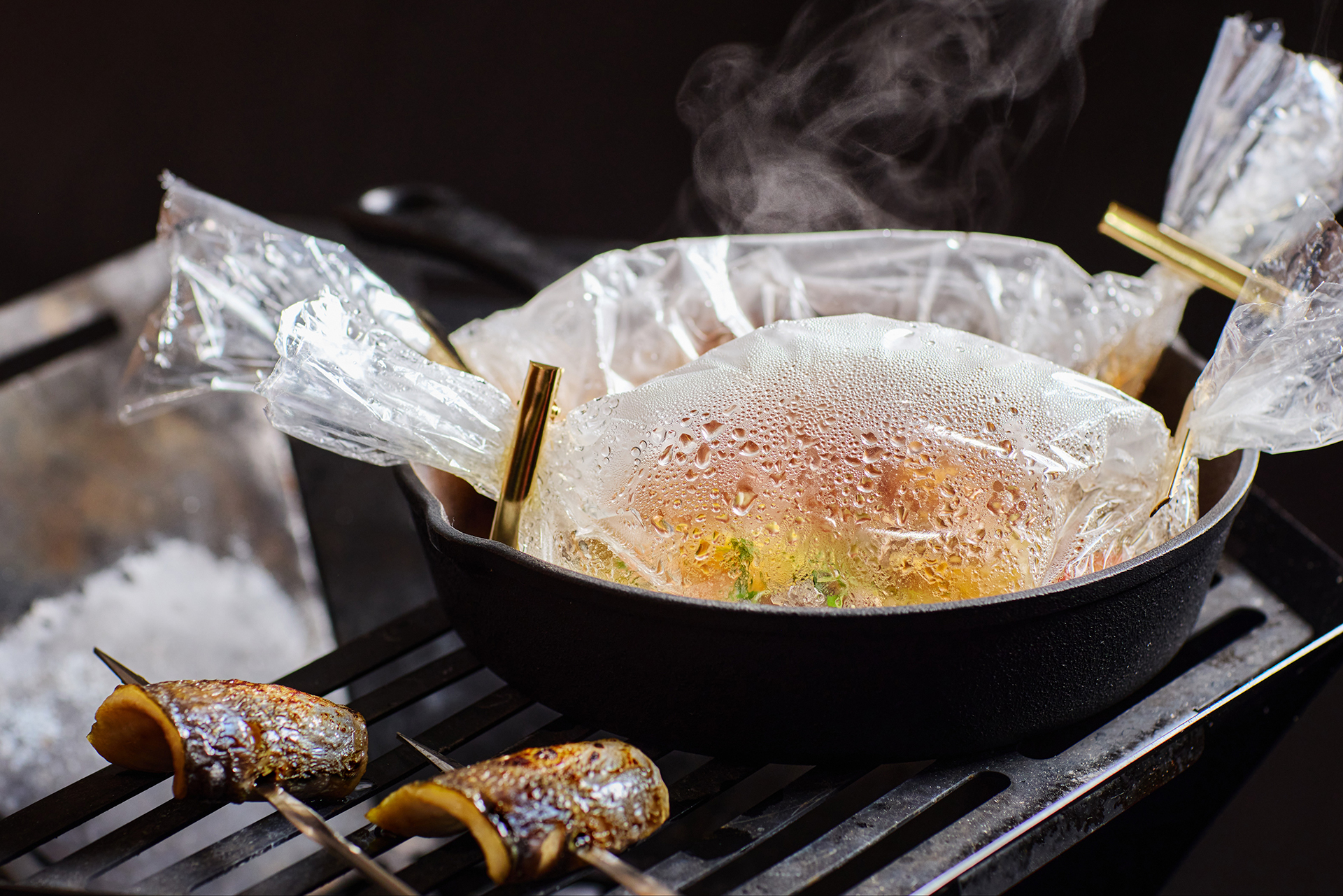 ヒモノの包み焼きを調理しているところ