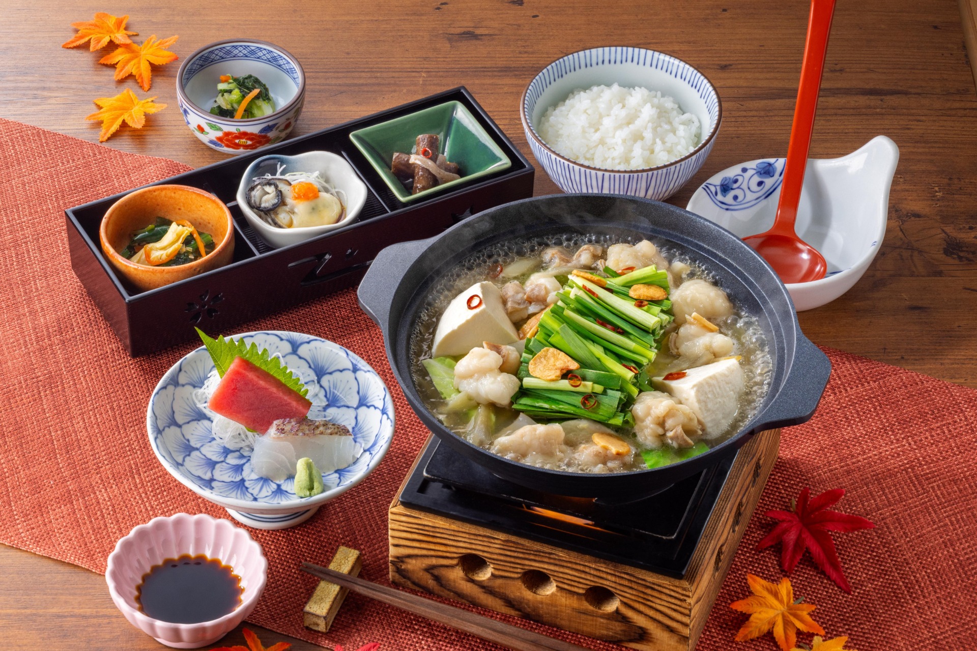 「《国産》牛もつ鍋御膳（小鉢3種、刺身二種付き）」（2749円）