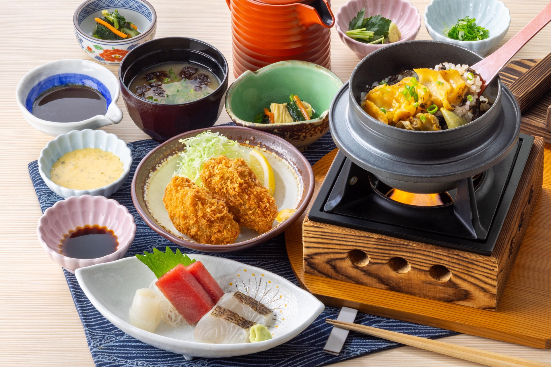 「贅（ぜい）の振る舞い活あわび釜めし御膳」（3849円）