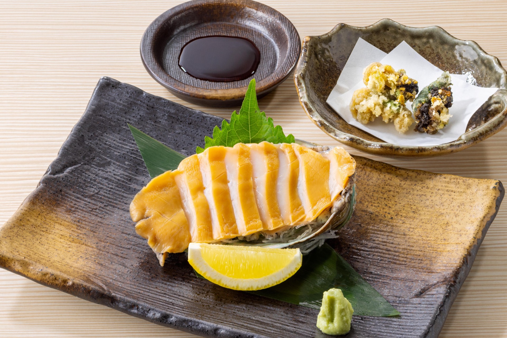 「活あわびの御造り」（1814円）