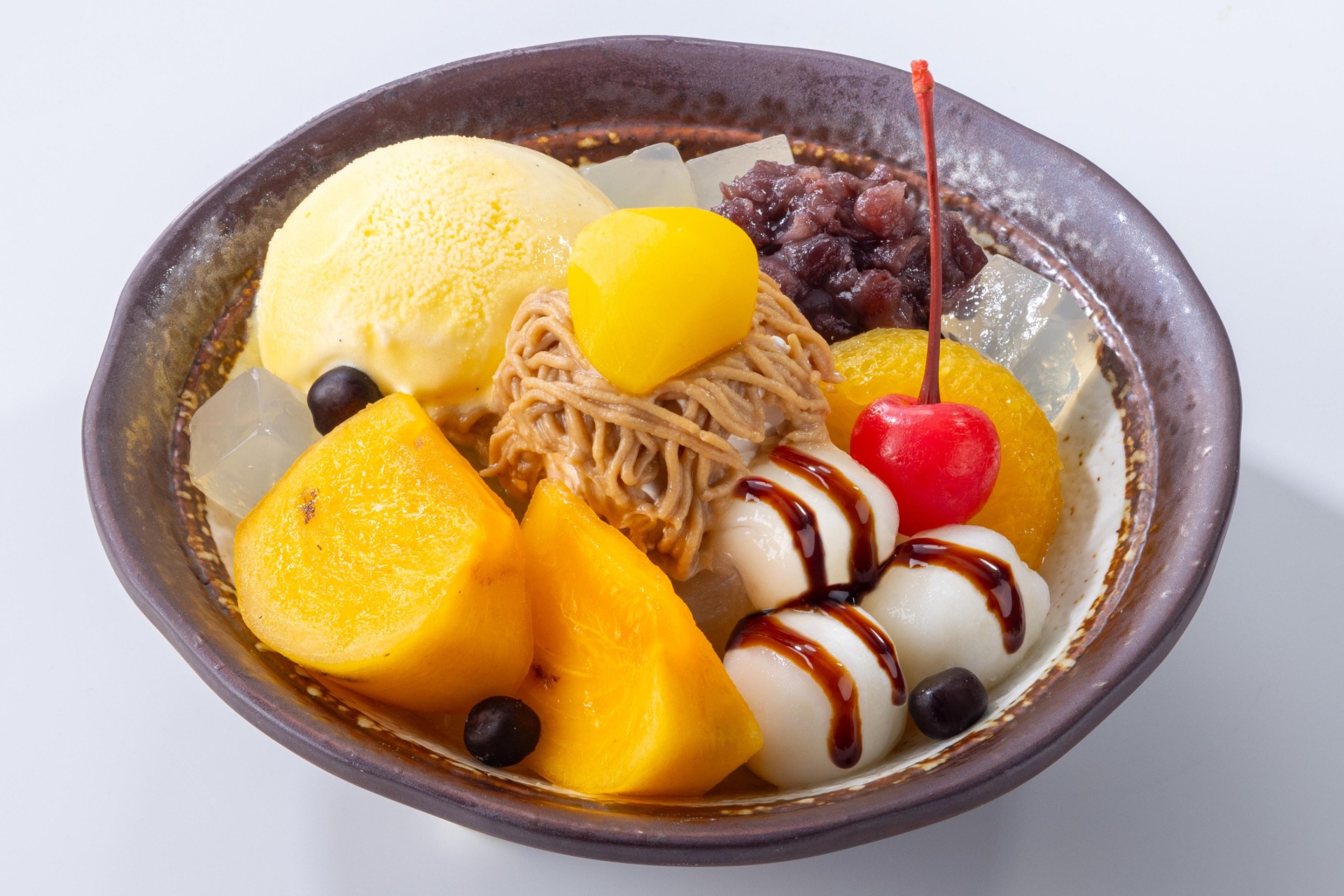 「柿とモンブラン白玉クリームあんみつ《バニラアイスまたは抹茶アイス》」（879円）