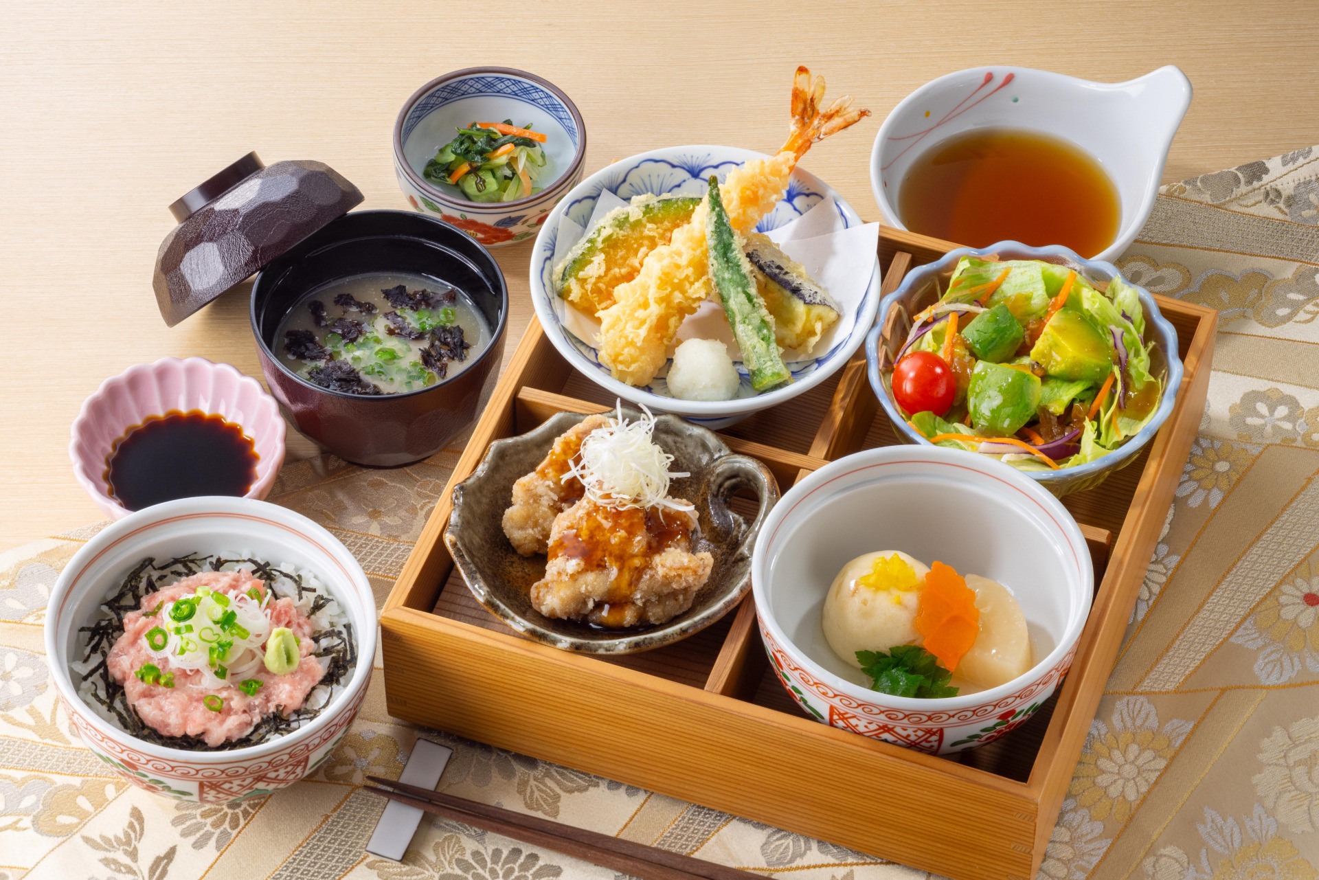 お楽しみ御膳「小町」（1759円）
