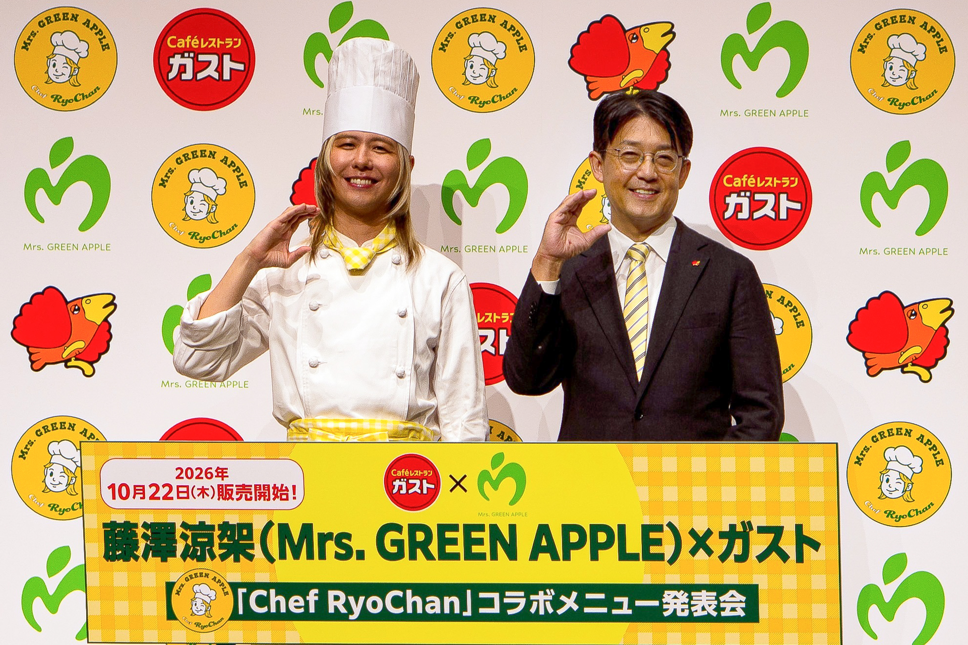 Mrs. GREEN APPLE 藤澤涼架さん（左）と株式会社すかいらーくホールディングス 取締役CMO・CIO 平野曉氏