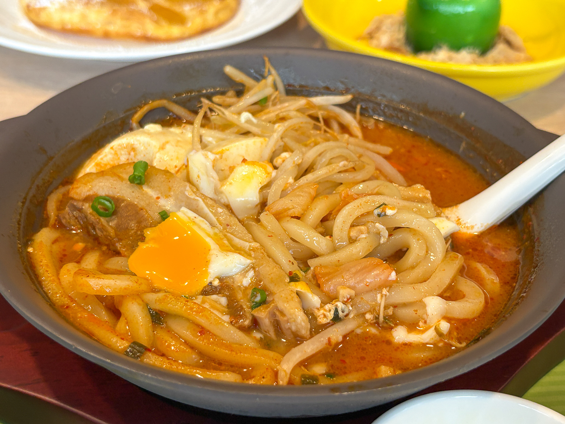 うどんにスープがよくからむ