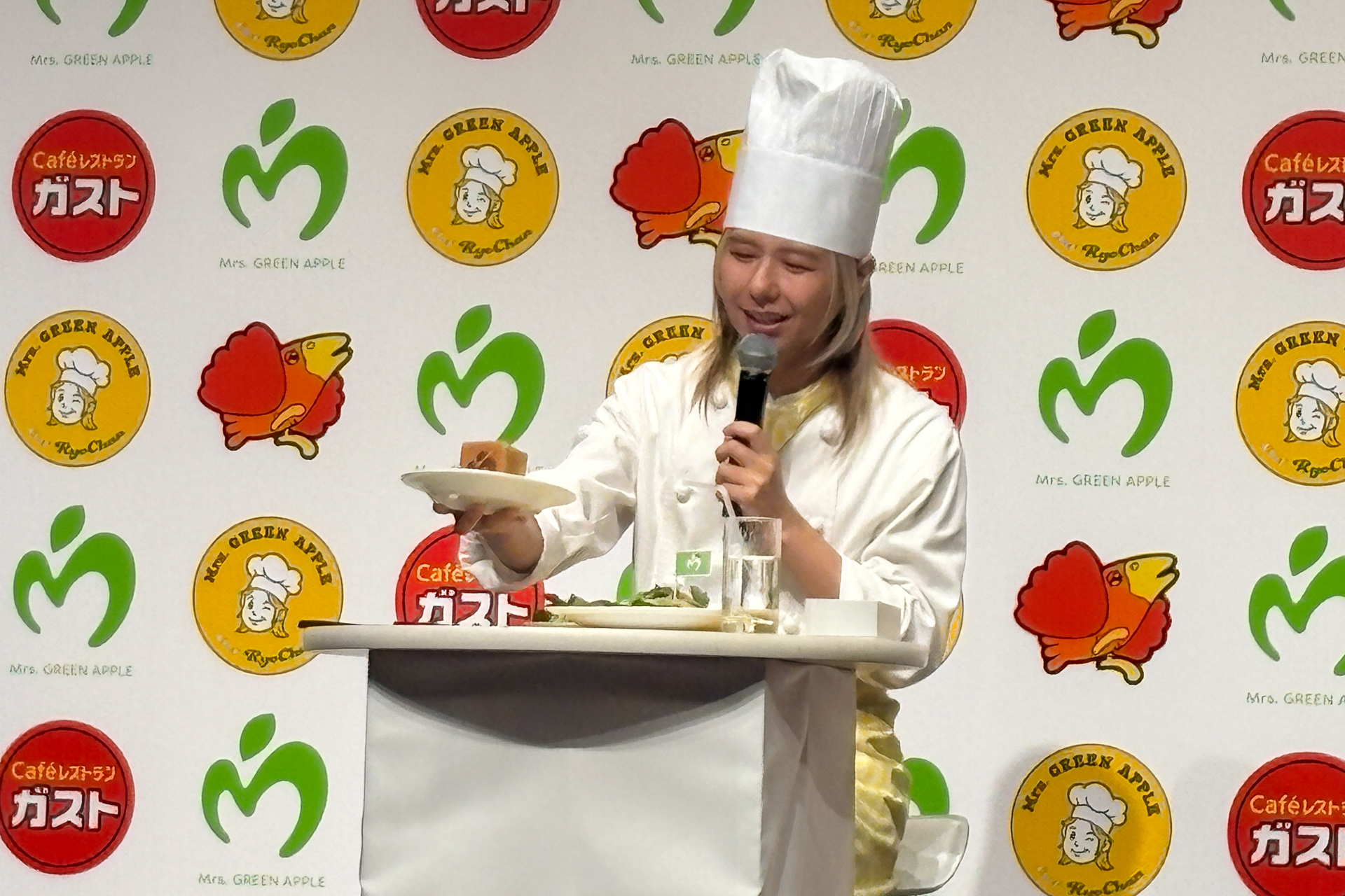 発表会で試食する藤澤さん
