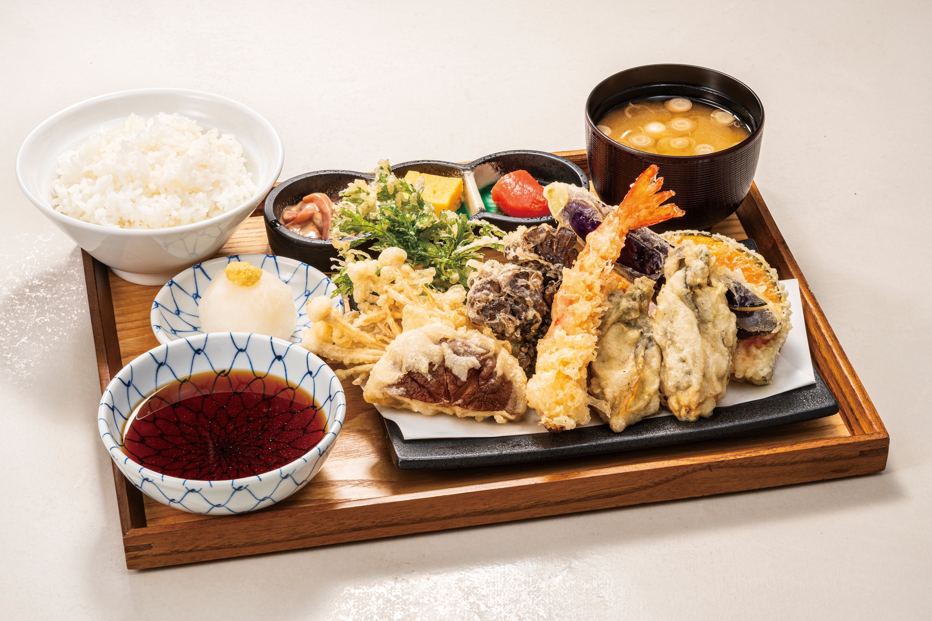 牡蠣ときのこの天盛り定食