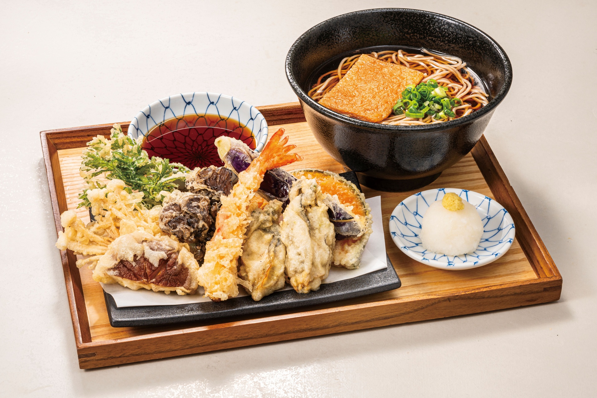 牡蠣ときのこの天盛りそば（温・冷）