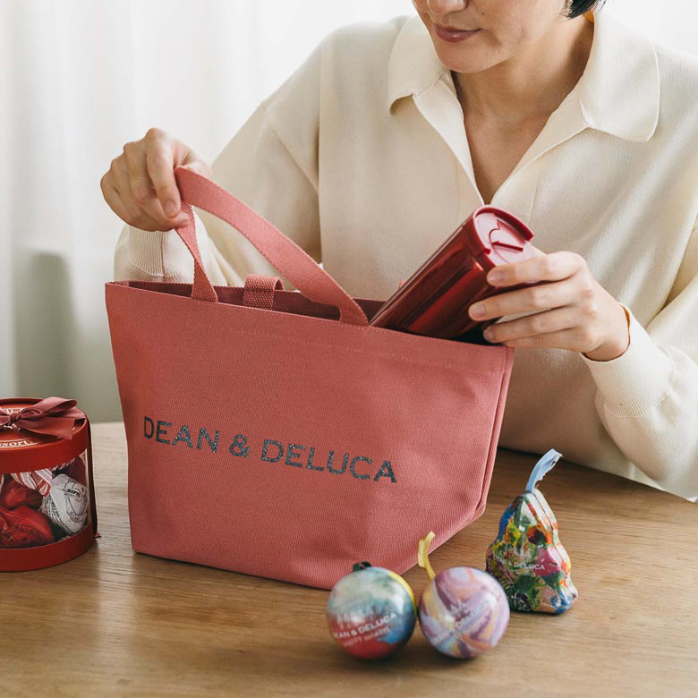 DEAN & DELUCA「チャリティートートバッグ」ラズベリーピンク Sサイズ（2750円）