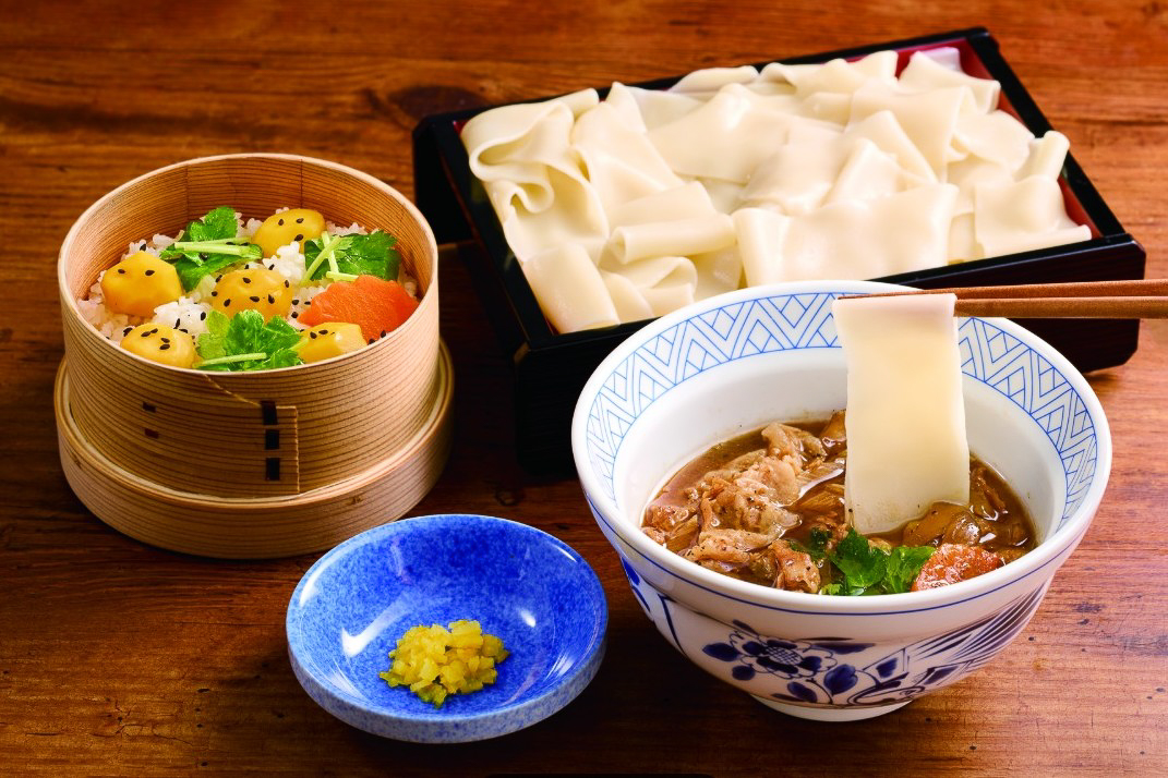 「鹿児島産黒豚の平打ちつけ汁うどん」の栗おこわ付セット（1869円）