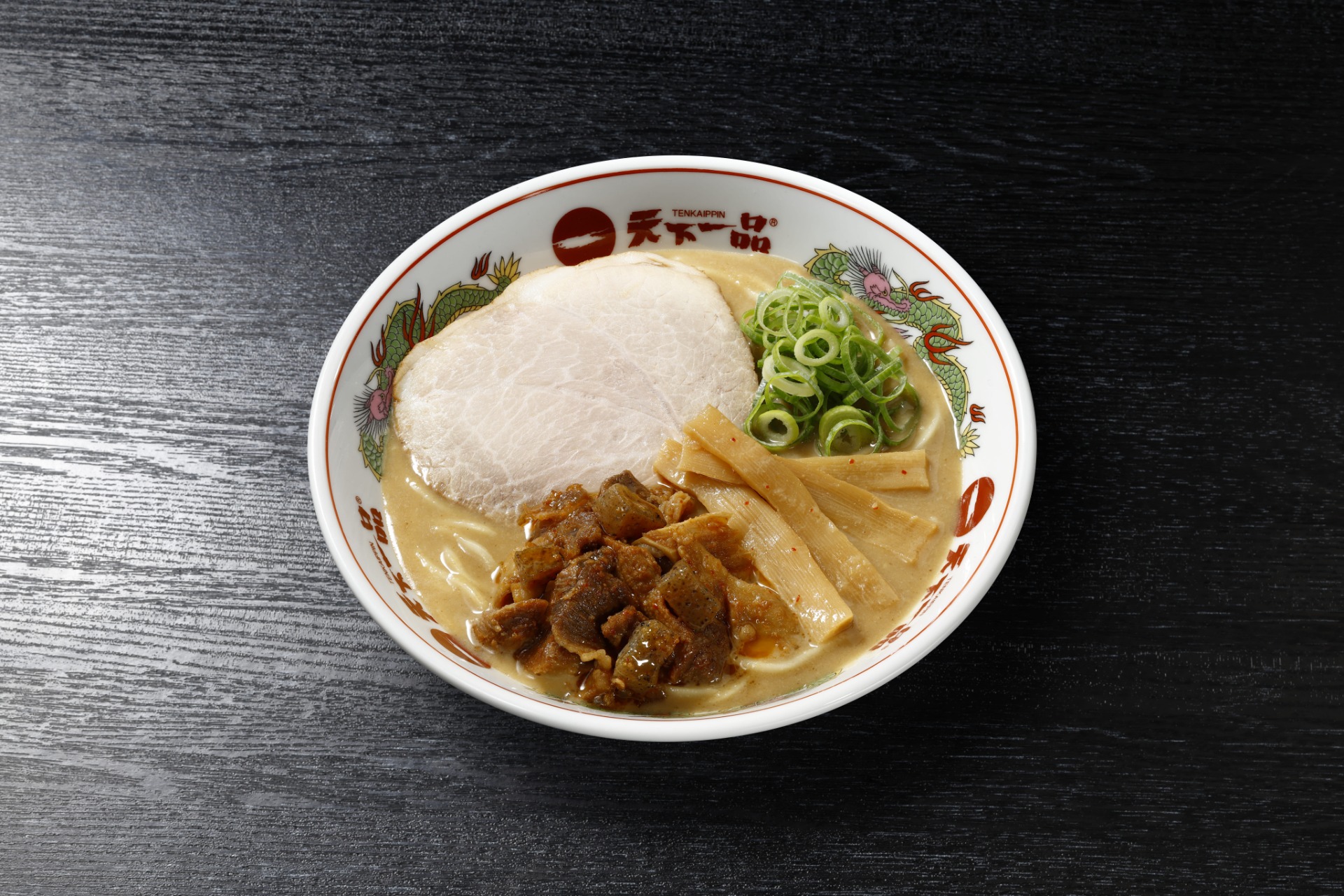 総本店名物「牛すじラーメン」（1353円～）