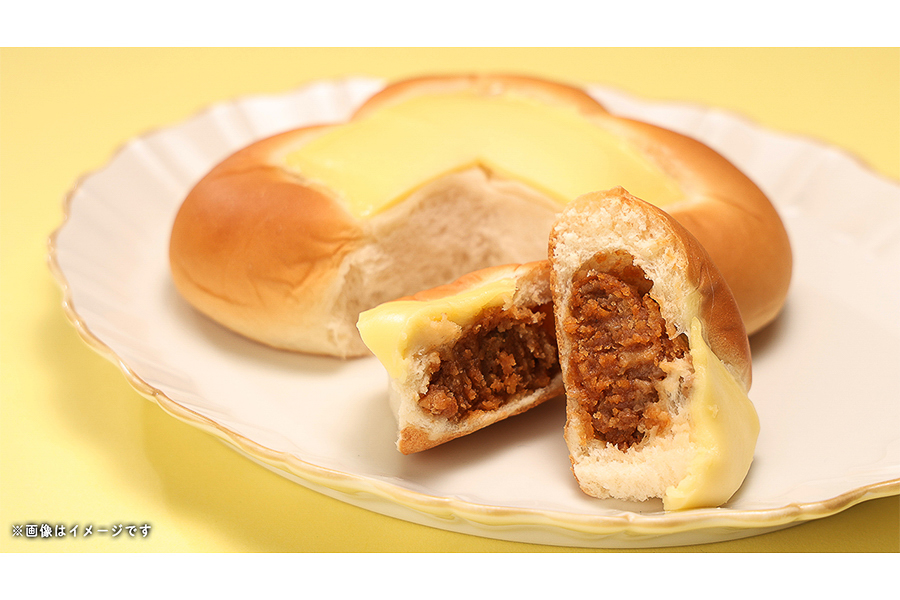 「マヨのせちゃったメンチカツぱん」（138円）