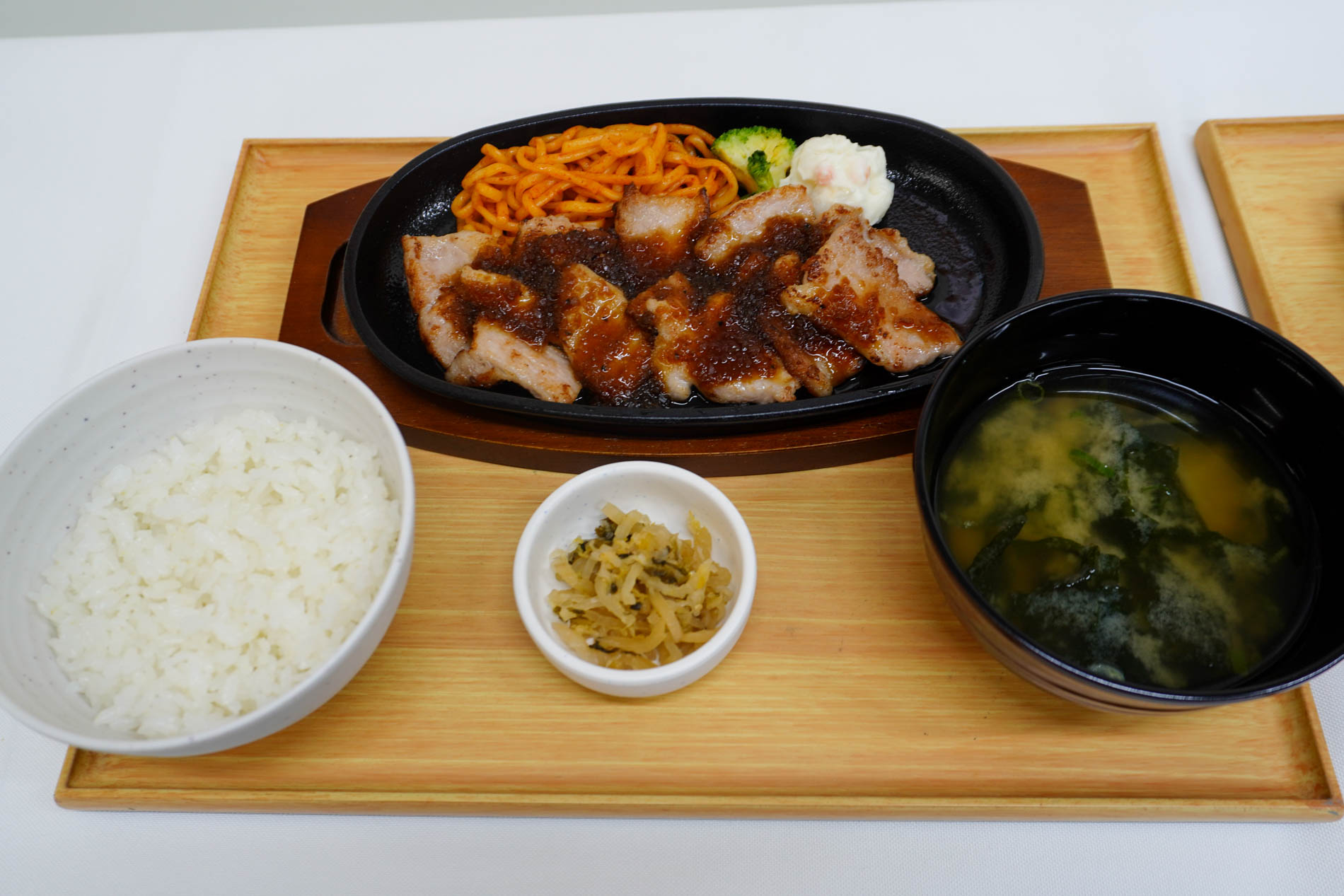 やよい軒の「国産ポークカットステーキ定食（和風ソース）」