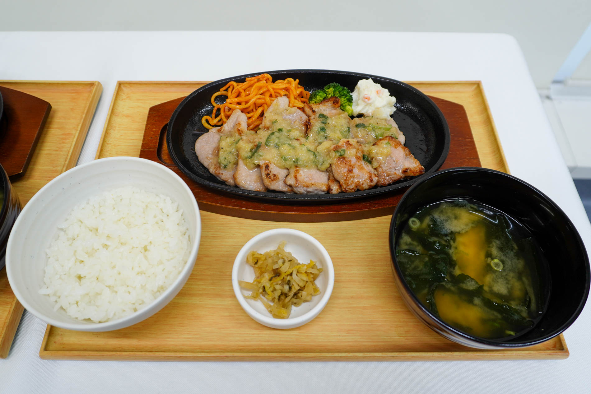 やよい軒の「国産ポークカットステーキ定食（ねぎ塩だれ）」