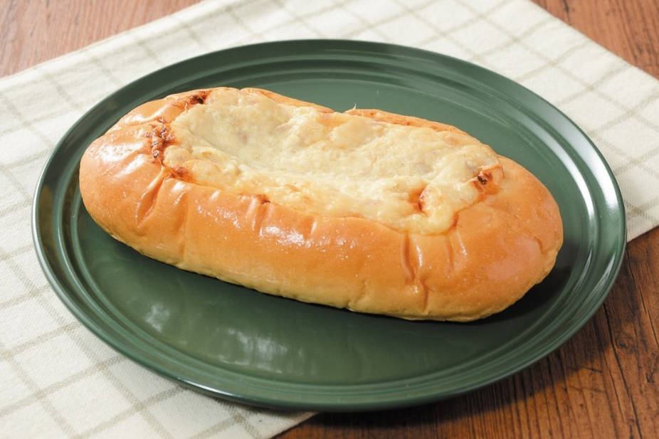 「得パン ツナマヨネーズパン」（127円）
