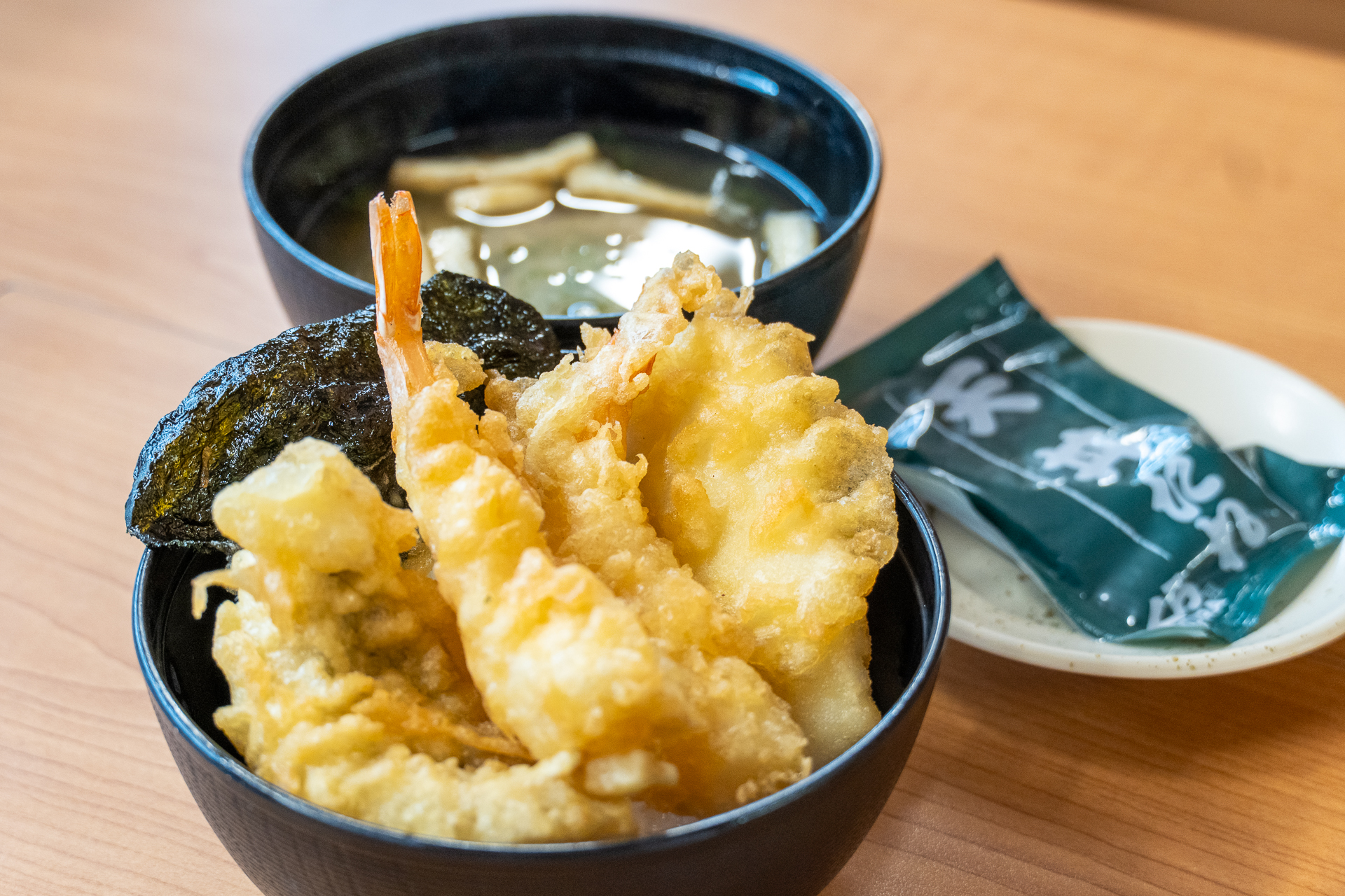 くら寿司「くらランチ」の「ランチ 天丼セット」（あおさ入り味噌汁付、500円）