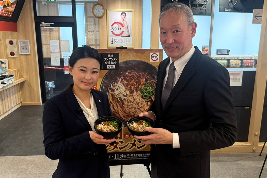 スシロー「辛旨 勝浦タンタンメン」を手にする平野氏（左）と滝口氏（右）