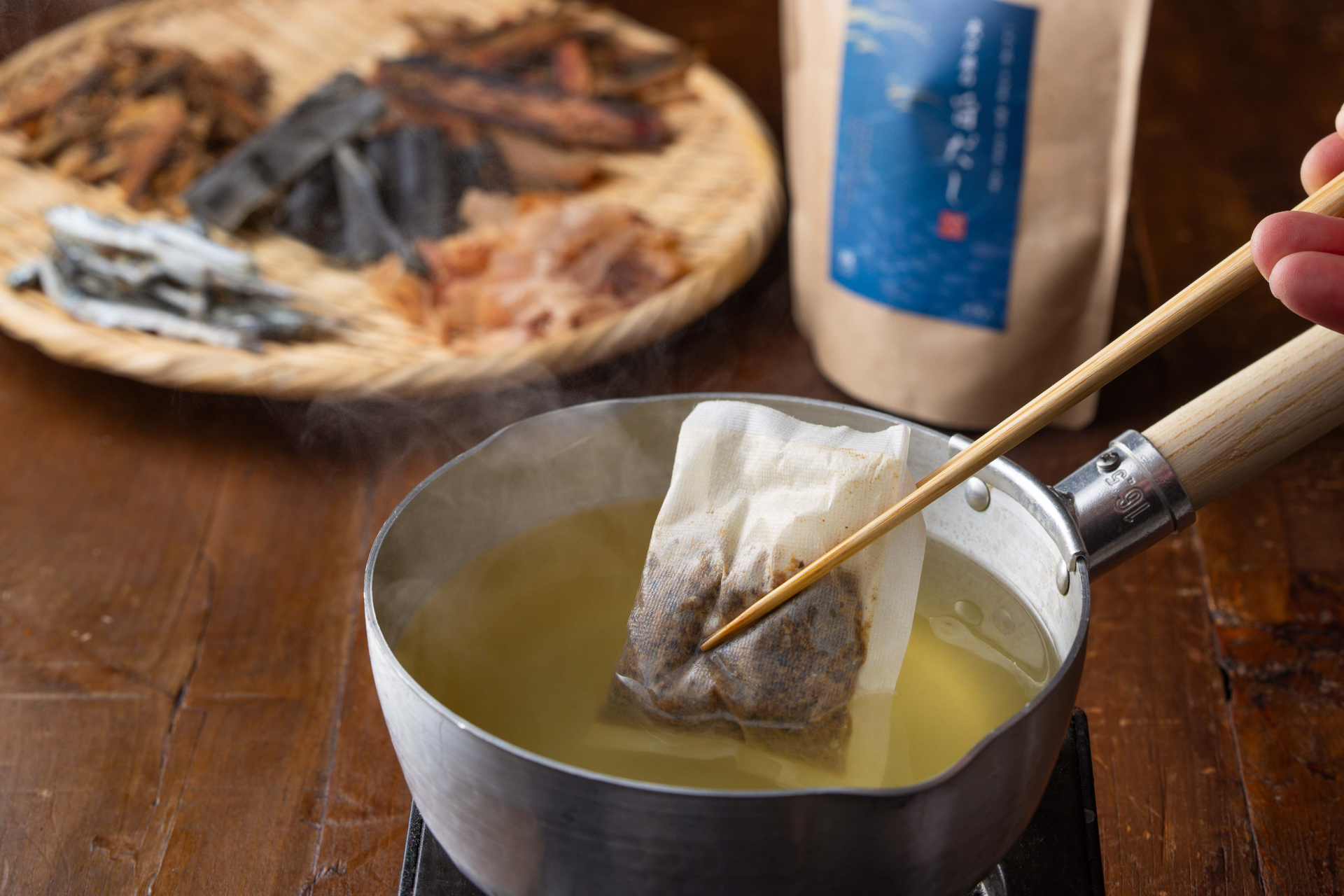 いわし・さば・宗田の3種の節に、昆布や荒本鰹節を合わせた「大戸屋の旨だし」