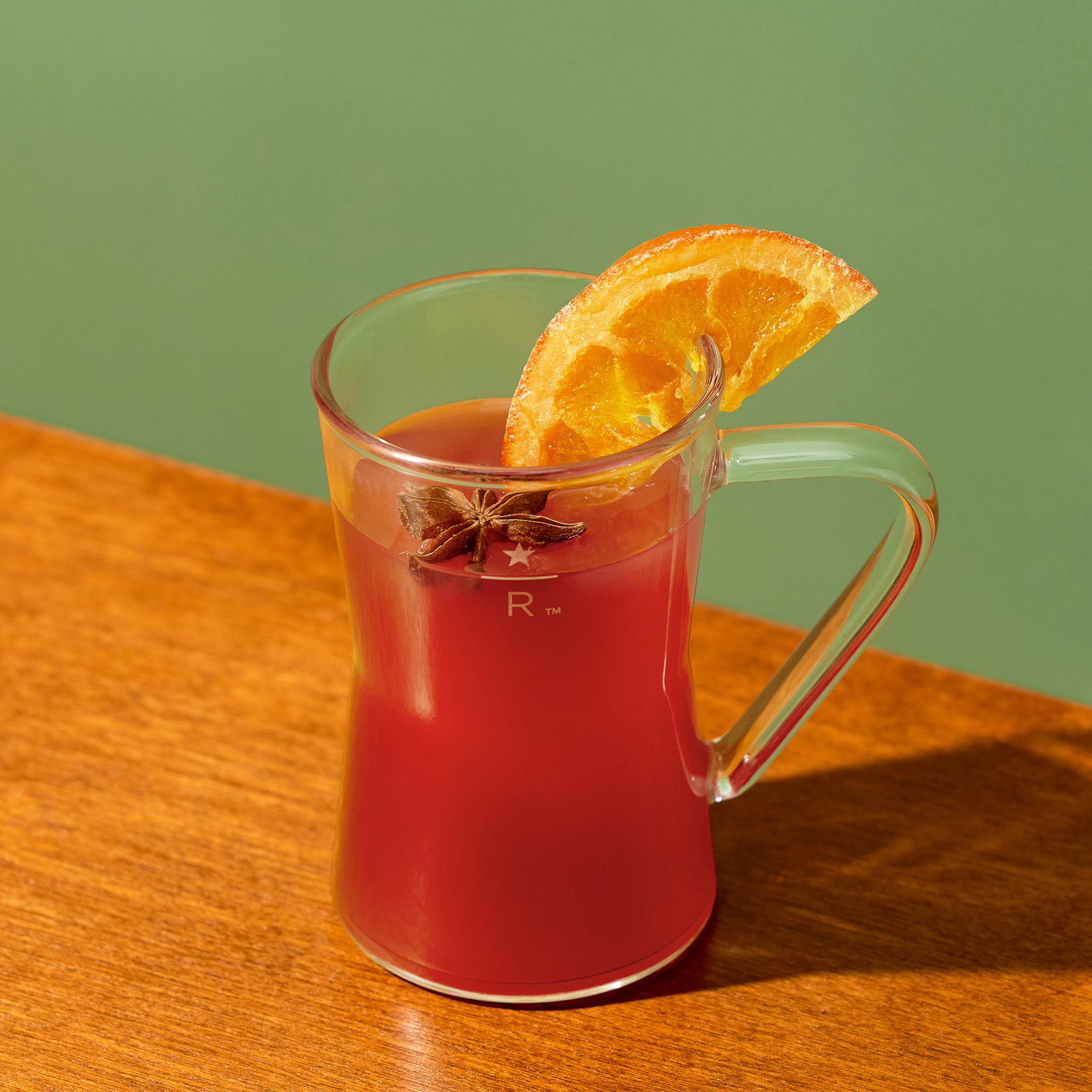 「ホット アップル サイダー with ウイスキー バレルエイジド コーヒー」（店内1300円/持ち帰り1276円）