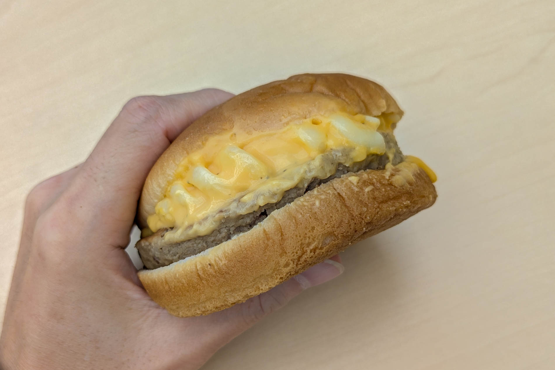 試食で提供された「マッケンチーズバーガー」