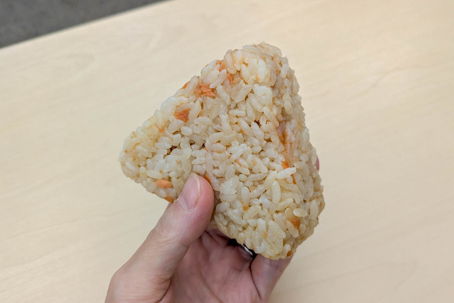 試食で提供された「大きなおにぎり 紅鮭バター醤油ごはん（明太バターソース入り）」