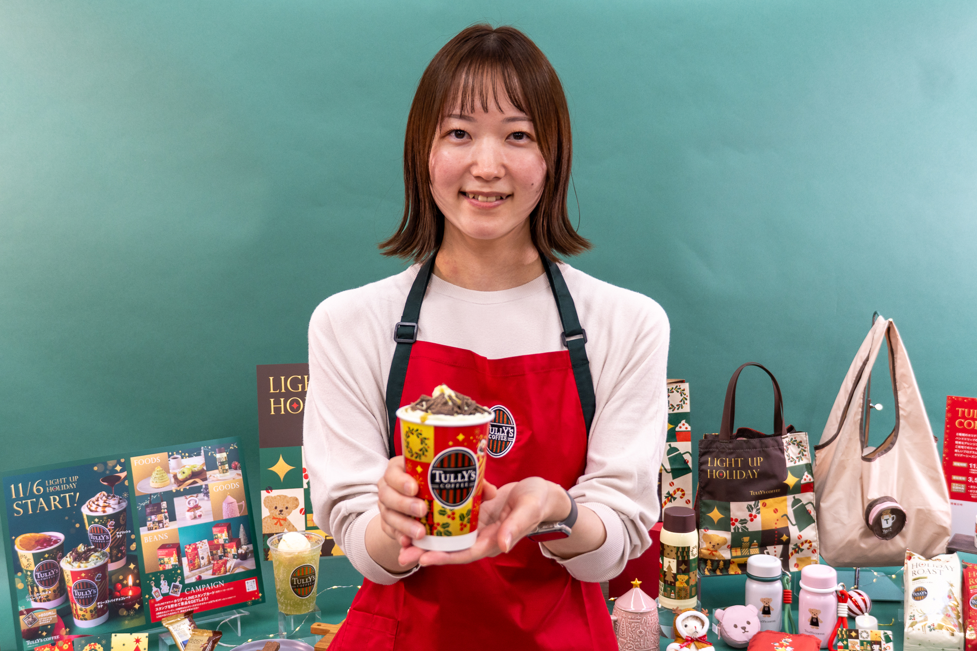 「タリーズドバイチョコレートラテ」と、タリーズコーヒージャパン マーケティング本部の播磨由莉氏
