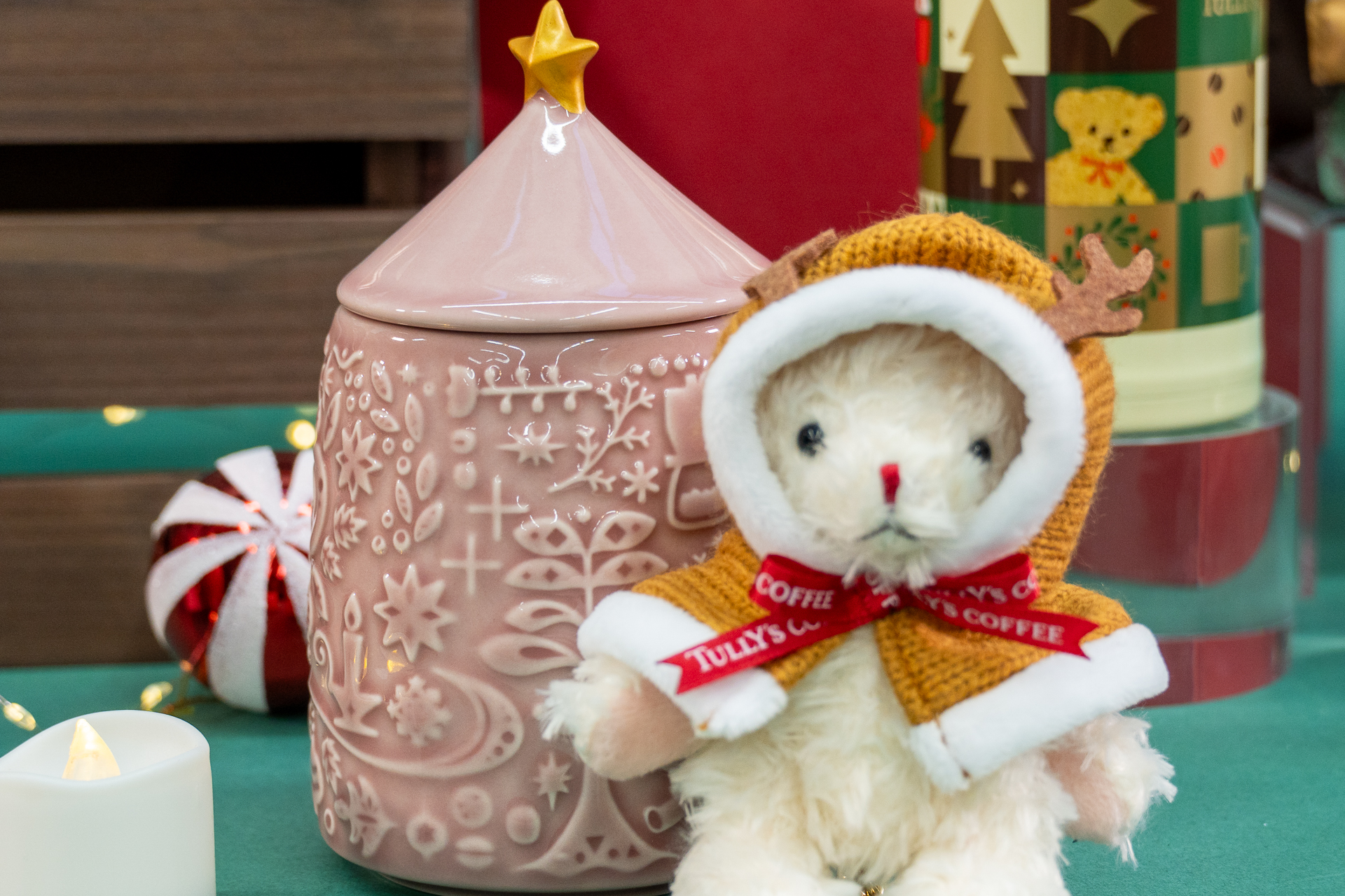 「オーナメントレリーフマグ（ピンク）」（左、3200円）と「ベアフル トナカイ（プチ）」（右、1600円）