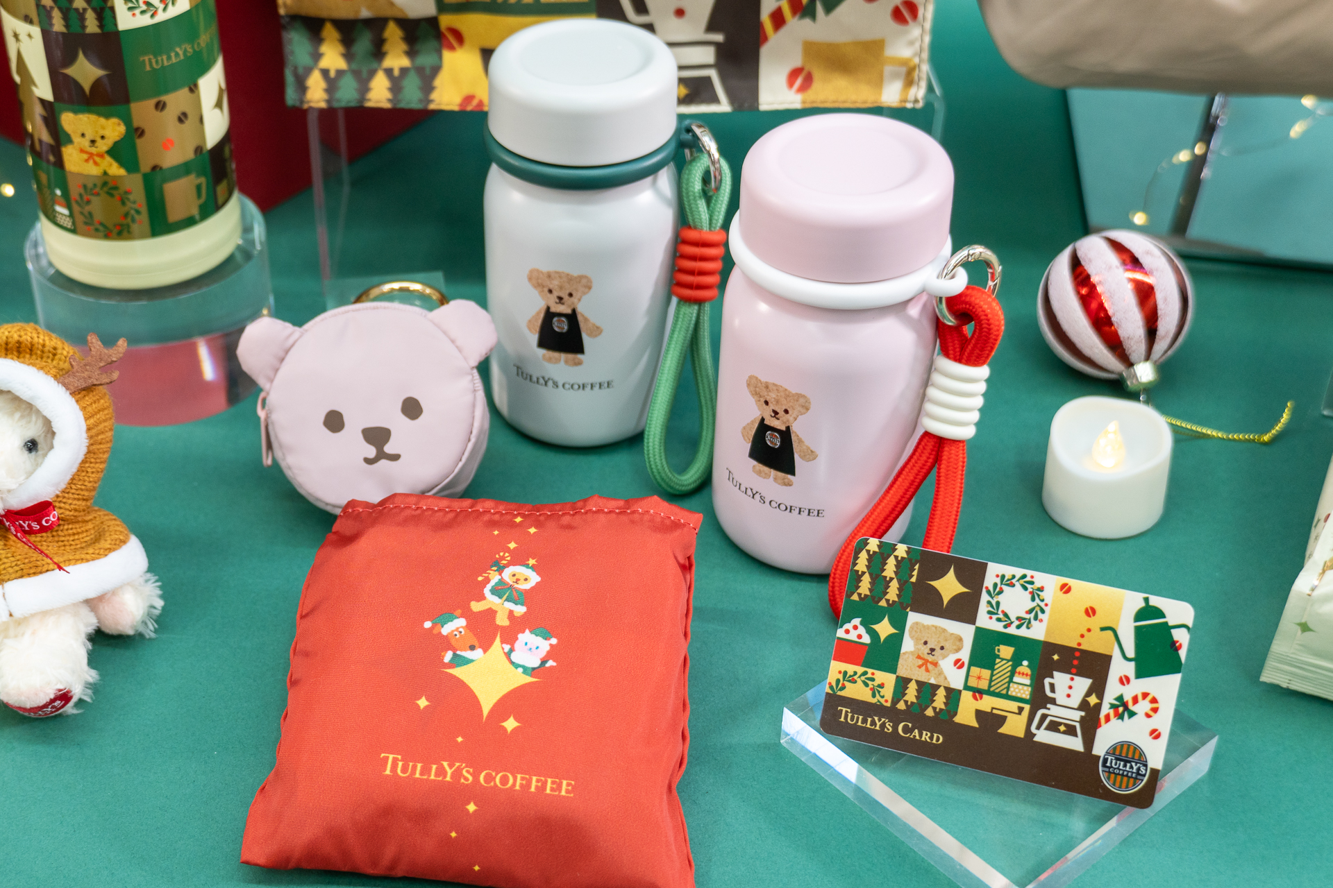「ストラップ付きベアフルミニボトル」（各2880円）や「タリーズカード（2026 ホリデー）」のほか、内ポケットに収納してコンパクトになったエコバッグなど
