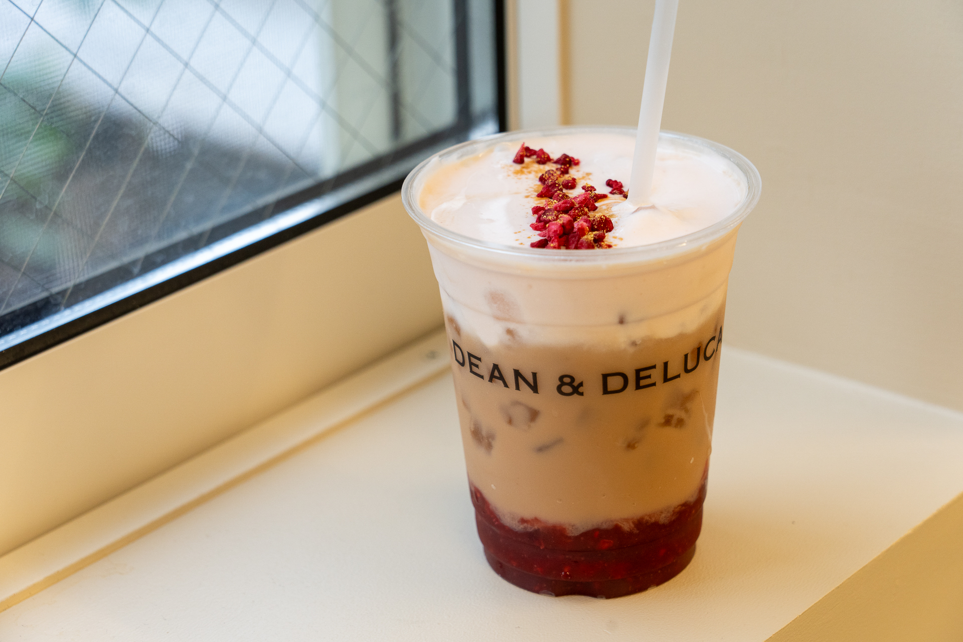 期間限定の新作「ラズベリーチーズチャイ（ICE）」。久しぶりに会う友人とおしゃべりしながら飲みたい幸せドリンク