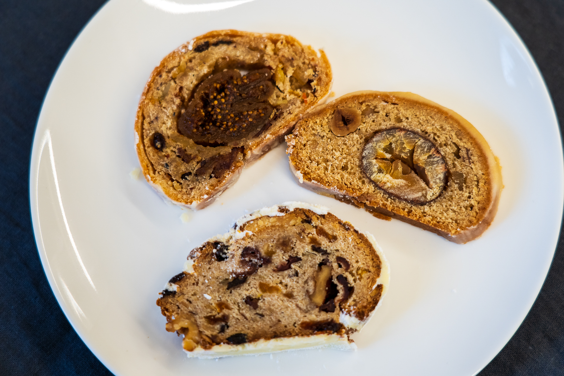 趣向の異なる3種類を食べ比べてみた。いちじく好きなので、プレミアムシュトーレンがお気に入りに