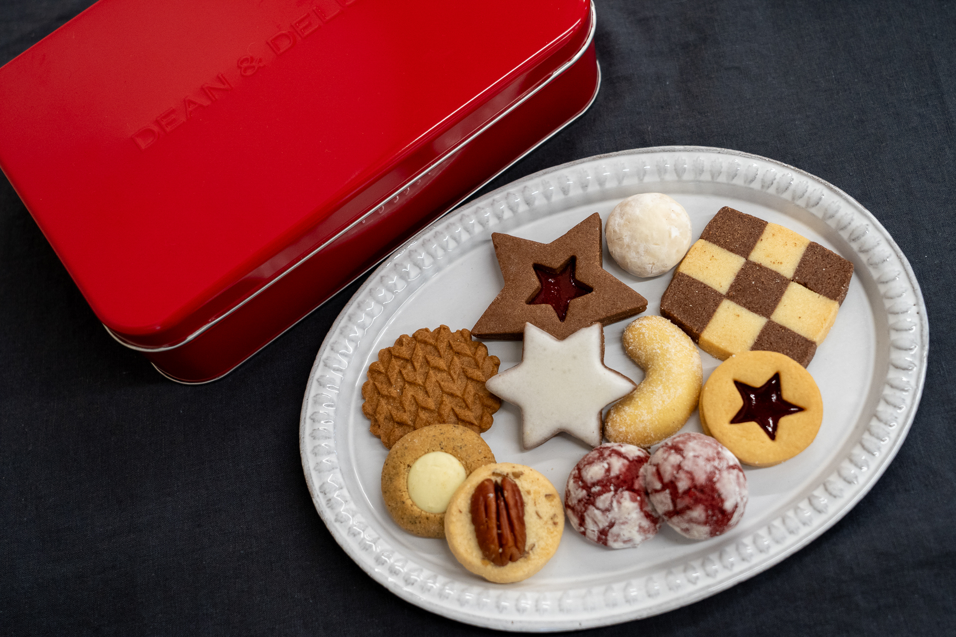 赤い缶はホリデーシーズンの顔。ギフトもいいけれど自分へのご褒美にもぜひ！