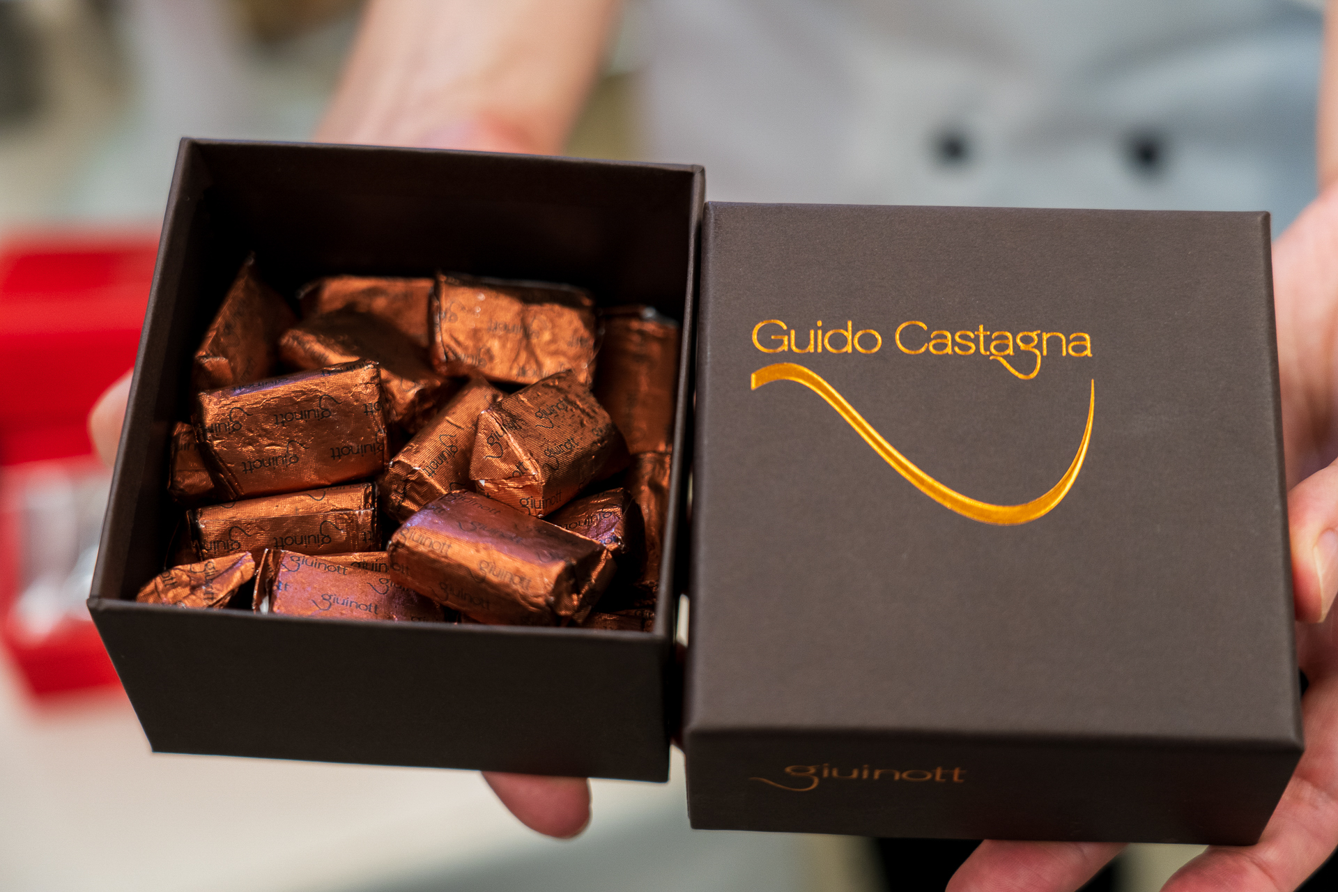 イタリア・トリノの「Guido Castagna（グイド・カスターニャ）」を代表するチョコレート「Giuinott（ジュイノット）」。最高品種のヘーゼルナッツとカカオが口のなかでなめらかに溶けていく