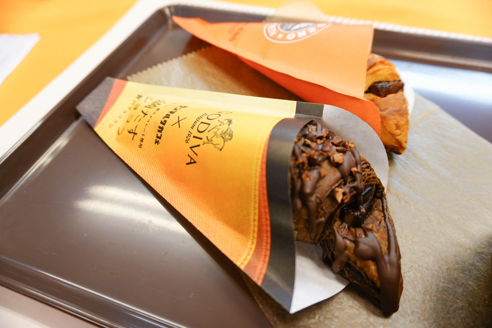 試食で提供された「贅沢チョコクロ」。通常のチョコクロと食べ比べも行なった