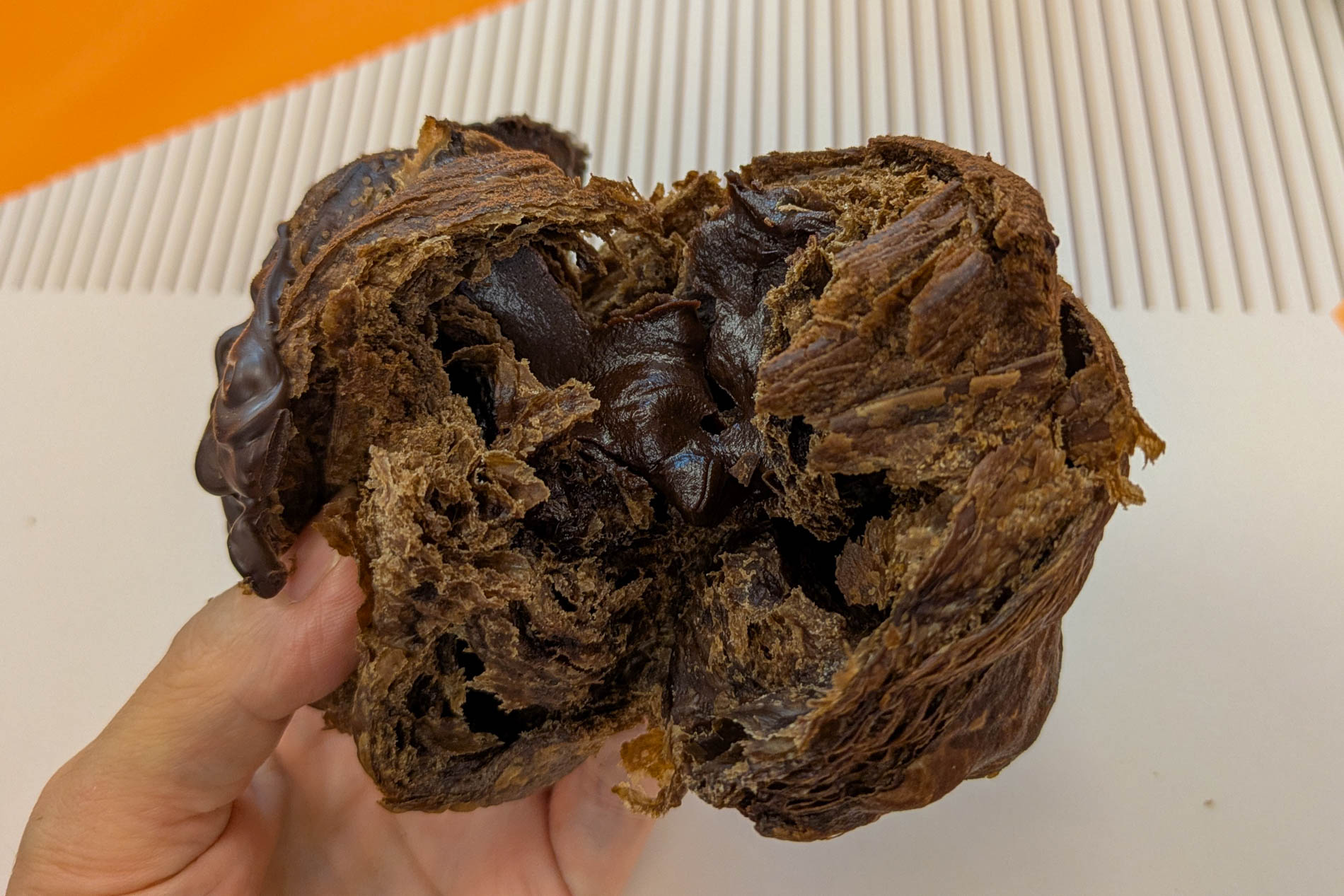 割ると中からチョコクリームがあふれ出る