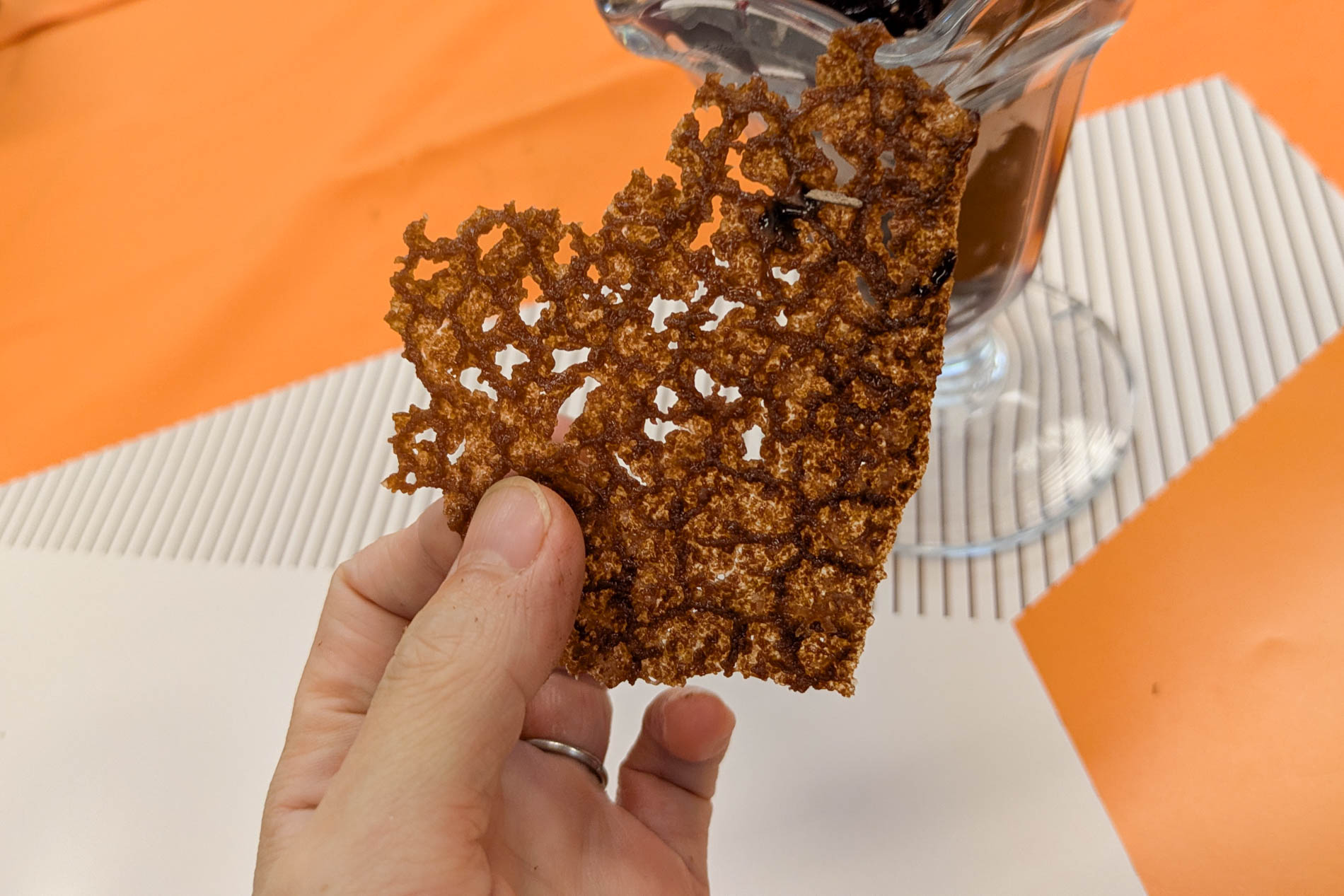 店内で焼き上げた特製チュイール