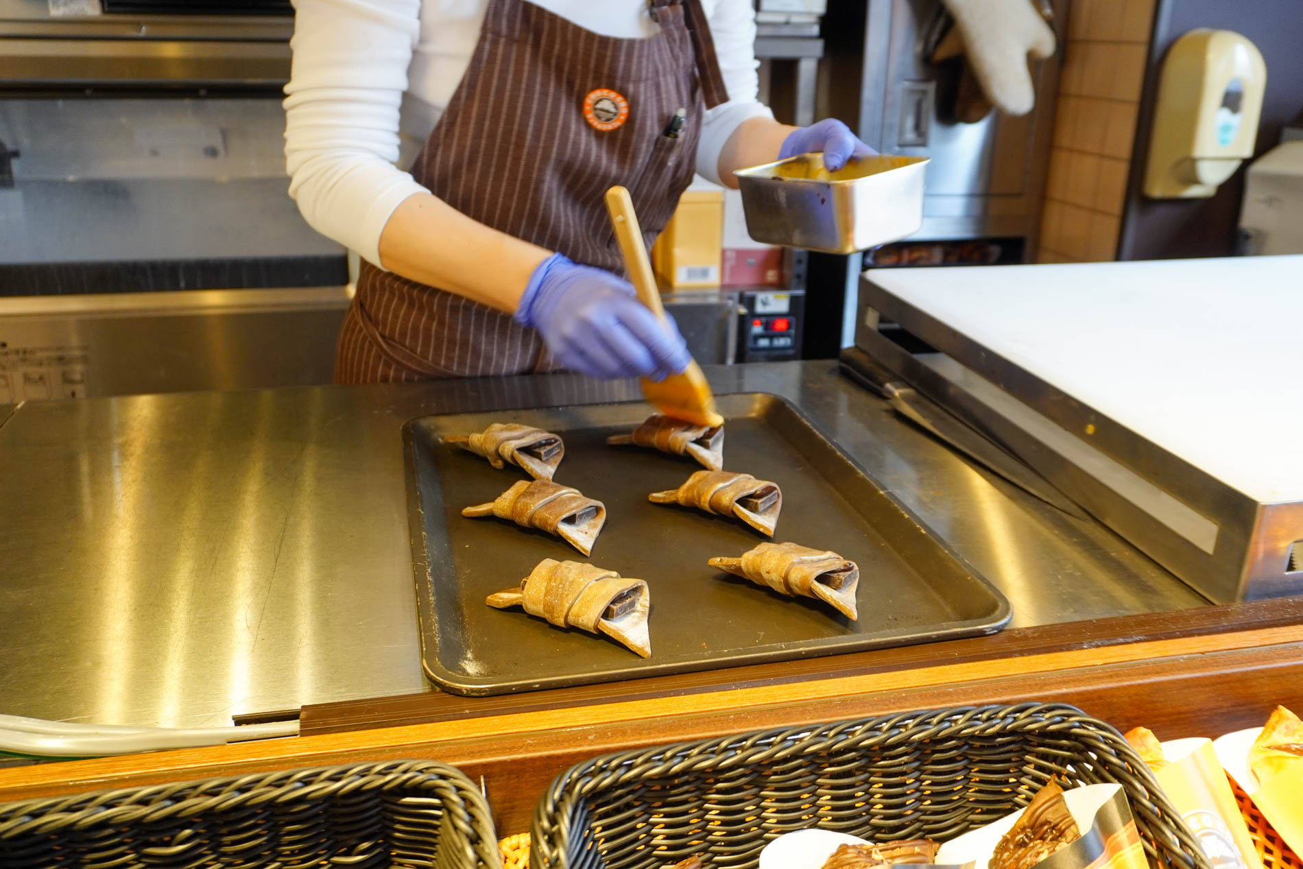 「贅沢チョコクロ」の調理工程。店内で1つ1つ焼き上げる