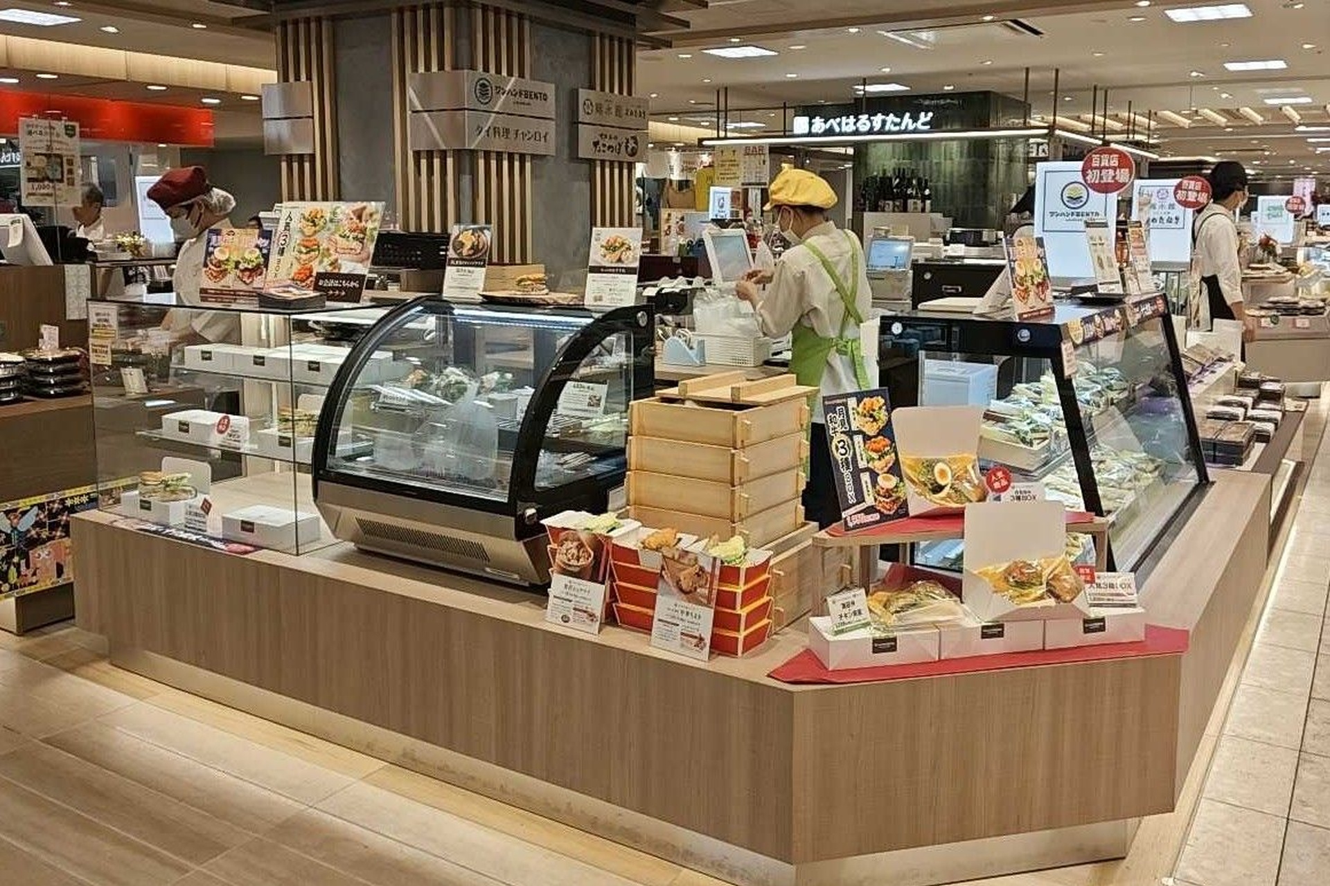 あべのハルカス近鉄本店 ウイング館地2階 惣菜売場にあるワンハンドBENTO by ほっかほっか亭