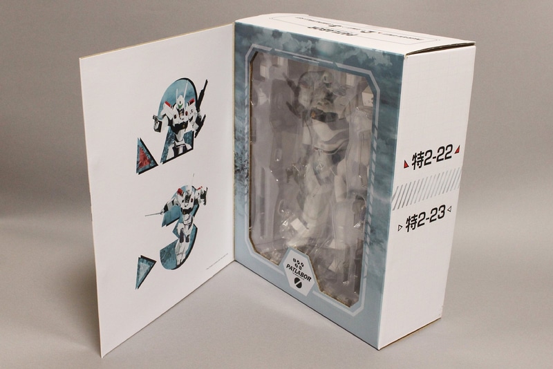 扉を開くとブリスターが覗くウィンドウボックス仕様。扉の裏には2号機と3号機のマーキングに機体があしらわれる