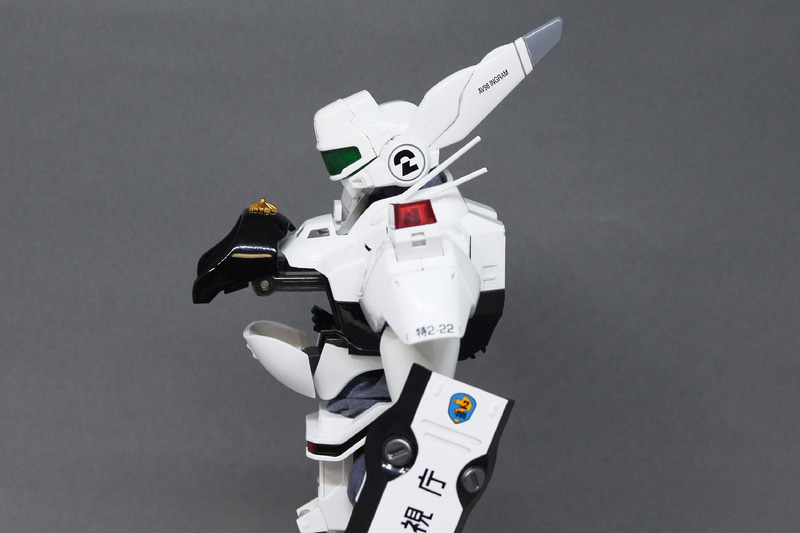 コクピットのハッチはまず上側を引き出してから上に向け、下側を開ける