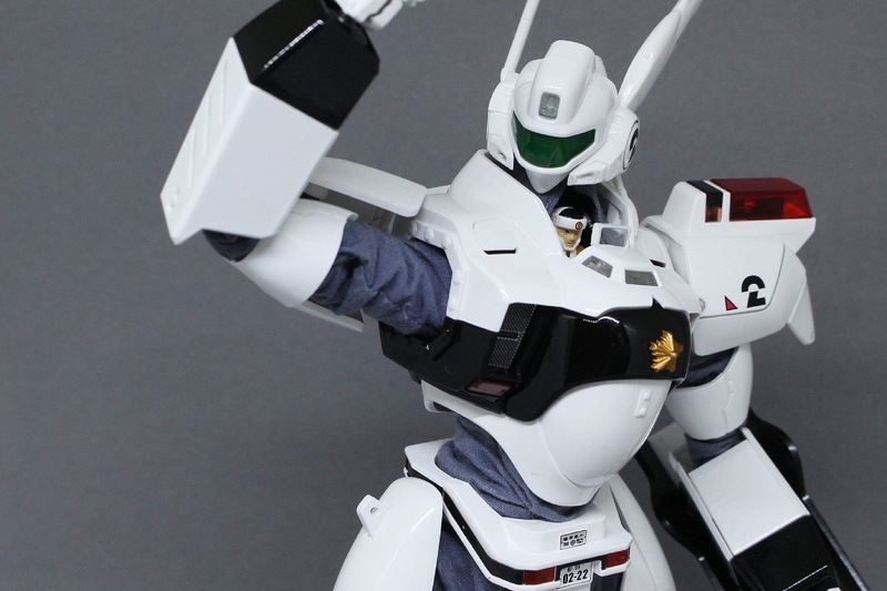 関節のカバーにはデニムのような布を採用。シワをつけてクリアランスを持たせているので、動かしても支障がない