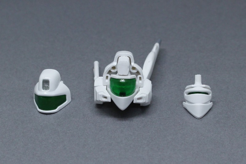 2号機用のフェイスガードパーツも付属。フェイスカバーを外して交換する