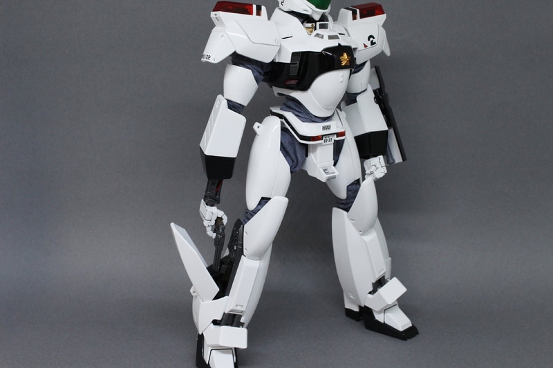 リボルバーカノンはスネのカバーと連動。奥からせり出してくるギミックは必見。腕の伸縮ギミックと併せて取り出すポーズも取れる