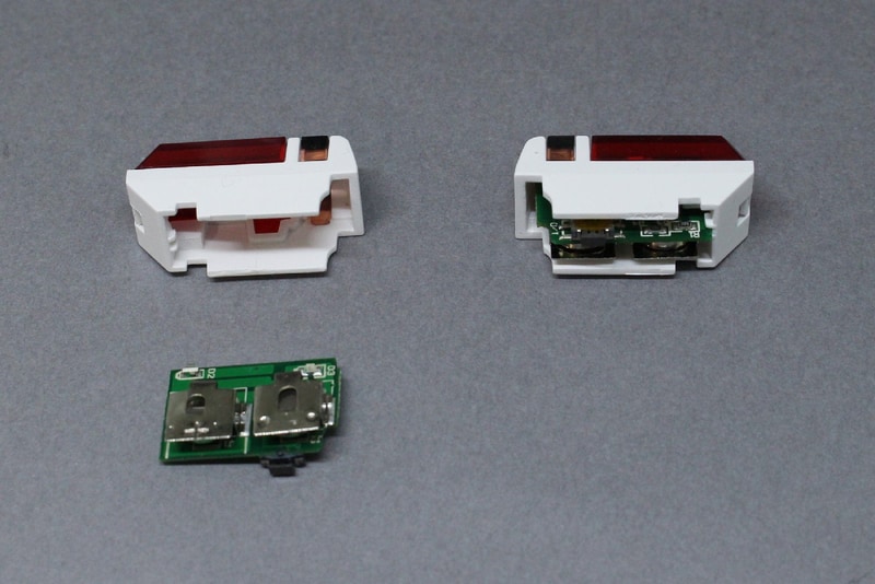 パトランプは取り外し式で、4つのLEDが設置された電飾パーツが内蔵されている。ボタン電池AG1を2個ずつ使用