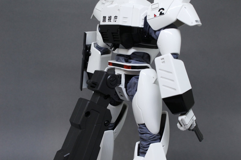 付属の「ロボ道アクションスタンド」は、腰のナンバープレートパーツを外してジョイントする