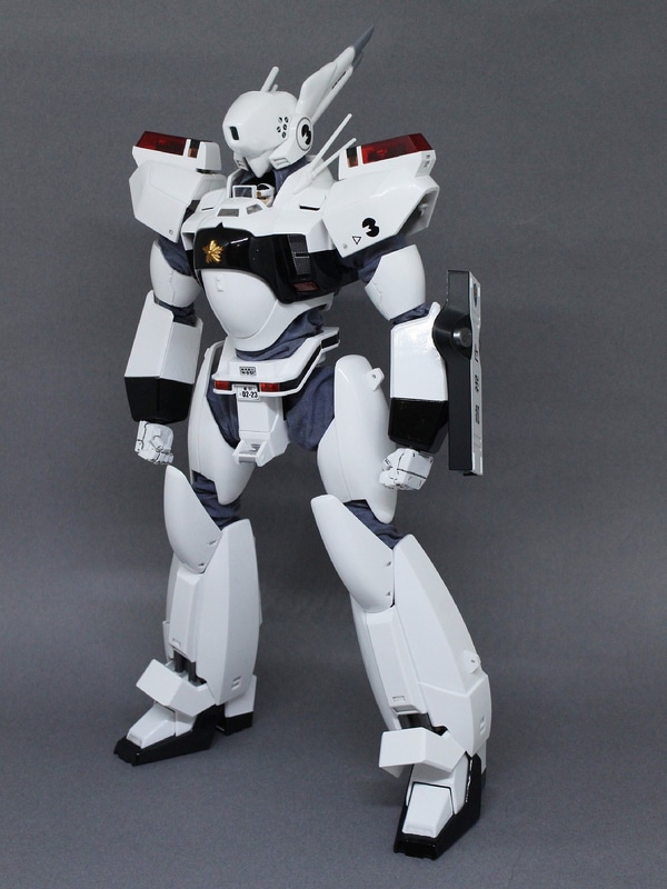 イングラム3号機の完成。バイザーが隠れた頭部が大きな特徴。パトランプは電飾内蔵のものと交換が可能