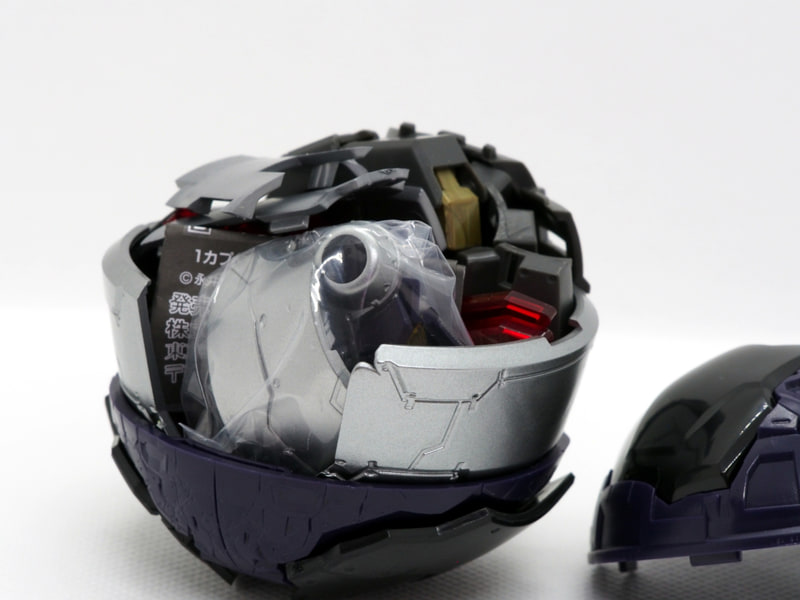 「アウターボディ」を開封したところ。パーツがぎっしりと詰まっている。