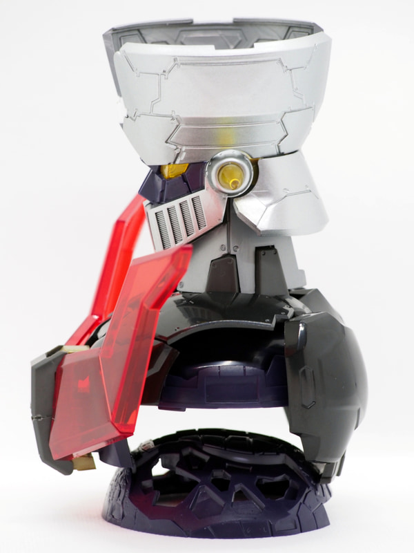 装甲のみで構成されるため、角度によっては反対側が見える