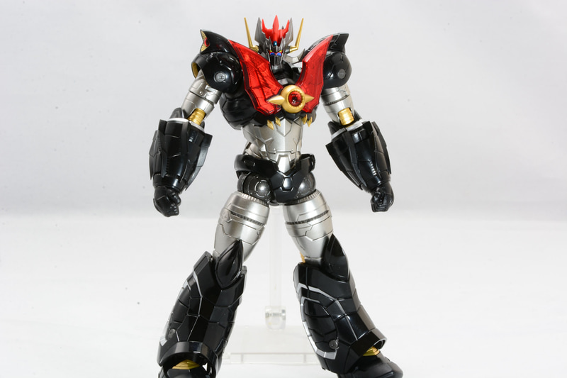 「HAGANE WORKS マジンカイザー」。樹脂部品をメインに、金属パーツ、クリアパーツを要所に使うことで素材の面白さを前面に出す。合金フィギュア初心者も視野に入れた商品とのことで、遊びやすさを重視している